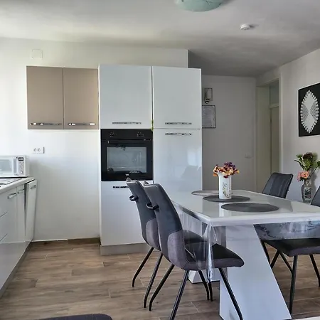 Vratovic Apartment *